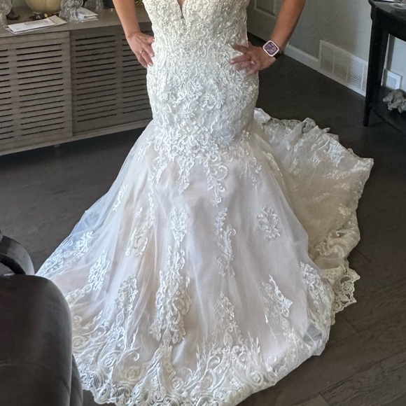 This is a brand new wedding dress very nice and elegant - Picture 8 of 9